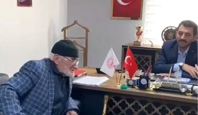 92 Yaşındaki Dede Semiz, Huzurevi Misafirlerinin Kulaklarını Pasından Arındırıyor