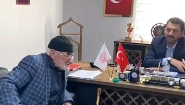 92 Yaşındaki Dede Semiz, Huzurevi Misafirlerinin Kulaklarını Pasından Arındırıyor