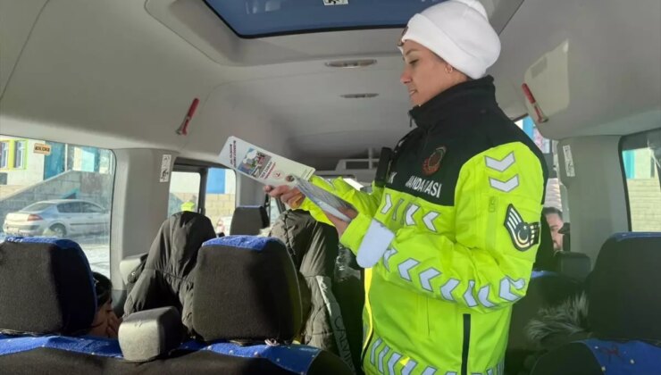 Ardahan’da Jandarma, Öğrencilere ve Sürücülere Trafik Kuralları Hakkında Bilgilendirme Yaptı